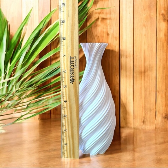 3D Printed Sculptural White Vase – Lightweight Modern Home Decor - Picture 5 of 7